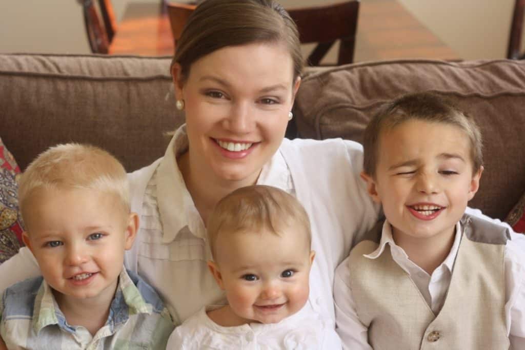 An image of Breanne and three of her kids.
